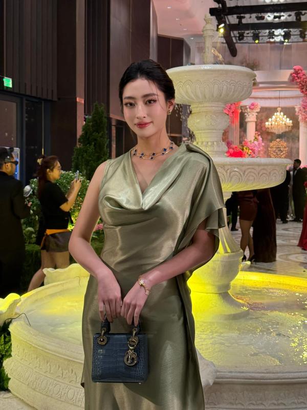 Lương Thùy Linh khoe cặp "kiếm Nhật" 1m22 trên thảm đen, nhan sắc qua camera thường lần này thế nào?- Ảnh 6.