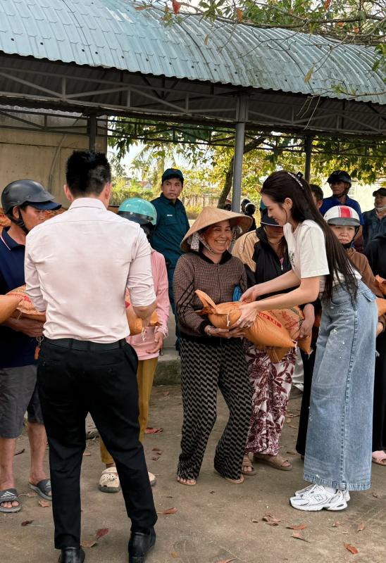 Mặc váy ngắn cũn nhưng lần này Đỗ Hà lại được khen!- Ảnh 6.