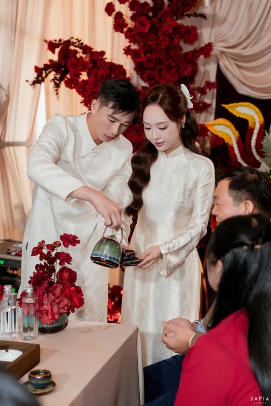 Thủ môn U23 Việt Nam làm lễ ăn hỏi thạc sĩ hơn 3 tuổi, visual cô dâu sáng bừng, chuẩn 