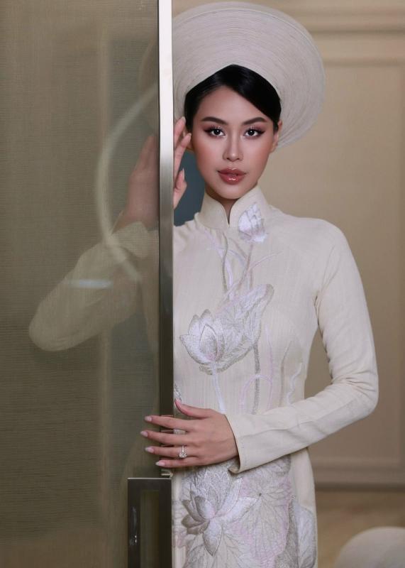Áo dài cưới của Tiên Nguyễn được làm từ tơ sen hiếm bậc nhất Việt Nam!- Ảnh 2.