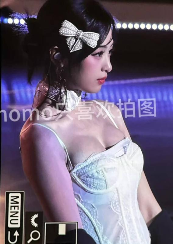 Nữ idol 18 tuổi mặc đồ quá bạo, fan bức xúc- Ảnh 5.