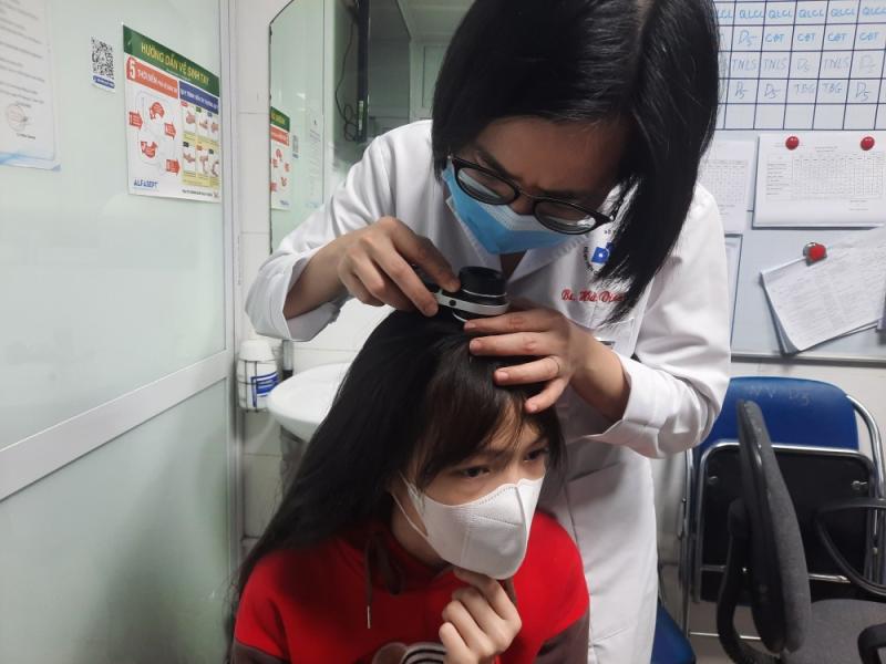 Bác sĩ nói gì về tin “tóc bạc nhiều là dấu hiệu ung thư”?- Ảnh 2.