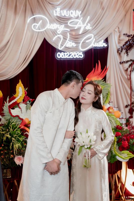 Thủ môn U23 Việt Nam làm lễ ăn hỏi thạc sĩ hơn 3 tuổi, visual cô dâu sáng bừng, chuẩn 