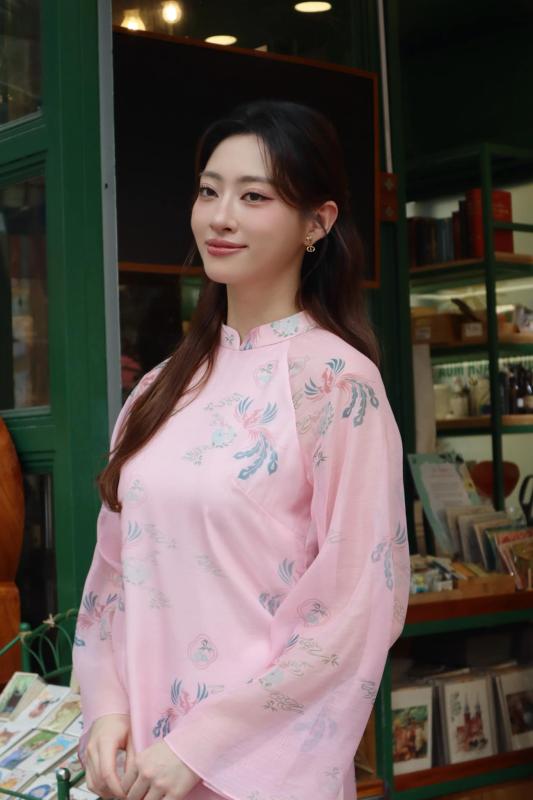 Lương Thùy Linh khoe cặp "kiếm Nhật" 1m22 trên thảm đen, nhan sắc qua camera thường lần này thế nào?- Ảnh 5.