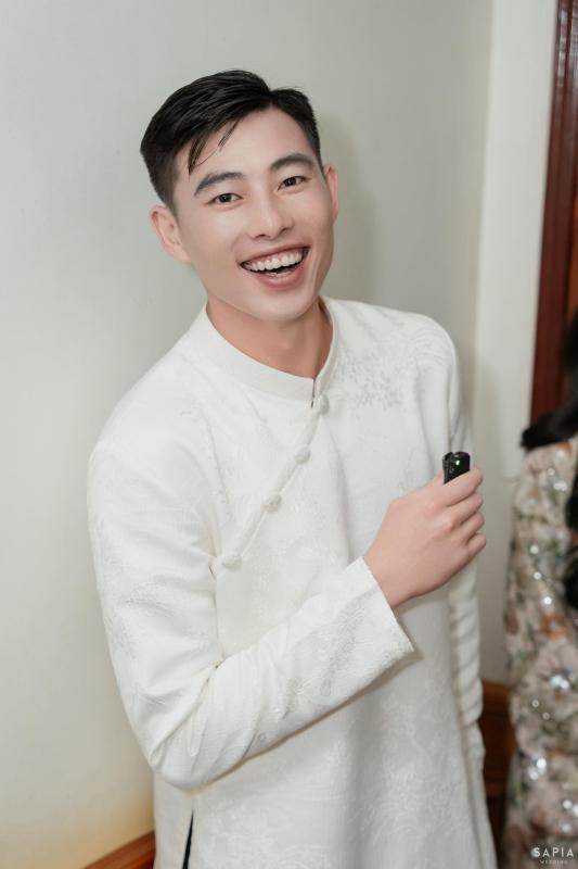 Thủ môn U23 Việt Nam làm lễ ăn hỏi thạc sĩ hơn 3 tuổi, visual cô dâu sáng bừng, chuẩn 