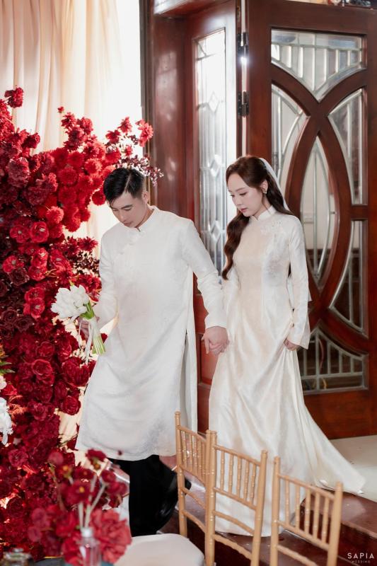 Thủ môn U23 Việt Nam làm lễ ăn hỏi thạc sĩ hơn 3 tuổi, visual cô dâu sáng bừng, chuẩn 