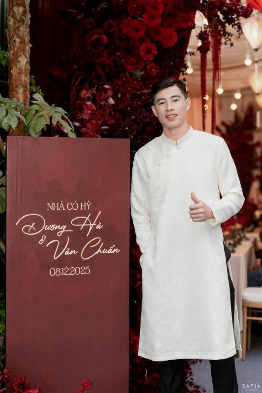 Thủ môn U23 Việt Nam làm lễ ăn hỏi thạc sĩ hơn 3 tuổi, visual cô dâu sáng bừng, chuẩn 