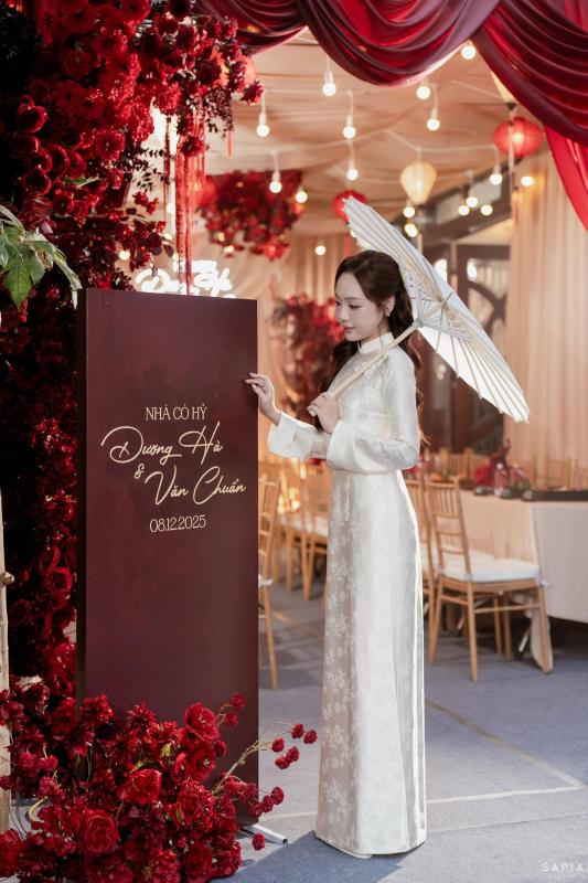Thủ môn U23 Việt Nam làm lễ ăn hỏi thạc sĩ hơn 3 tuổi, visual cô dâu sáng bừng, chuẩn 