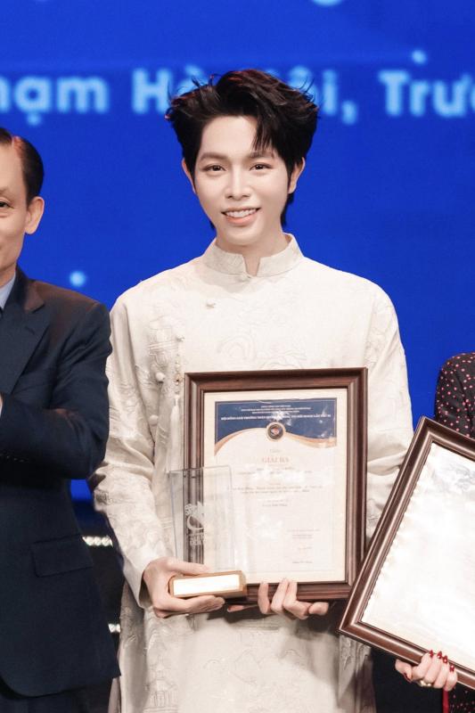Nam ca sĩ được Thủ tướng Phạm Minh Chính bắt tay chúc mừng, một chi tiết gây sốt- Ảnh 2.