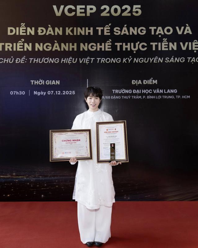 Nam ca sĩ được Thủ tướng Phạm Minh Chính bắt tay chúc mừng, một chi tiết gây sốt- Ảnh 3.