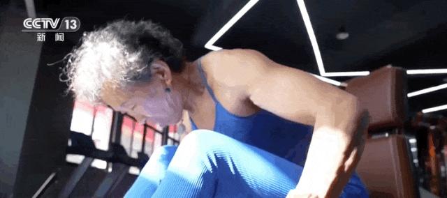 Sau 4 năm tập tạ, vóc dáng khiến người trẻ cũng phải nhìn, cụ bà 71 tuổi đã sống cuộc đời mà nhiều phụ nữ mơ ước khi về già- Ảnh 2.