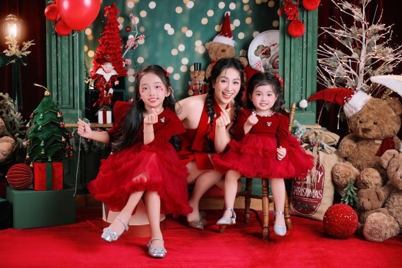 Mê mẩn 3 thiên thần nhà Khánh Thi - Phan Hiển: Cậu cả điển trai, cô hai sang chảnh, út cưng Lisa xinh yêu như búp bê!- Ảnh 5.