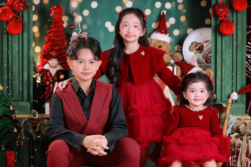 Mê mẩn 3 thiên thần nhà Khánh Thi - Phan Hiển: Cậu cả điển trai, cô hai sang chảnh, út cưng Lisa xinh yêu như búp bê!- Ảnh 2.