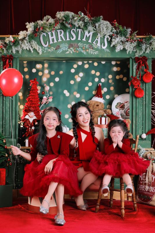 Mê mẩn 3 thiên thần nhà Khánh Thi - Phan Hiển: Cậu cả điển trai, cô hai sang chảnh, út cưng Lisa xinh yêu như búp bê!- Ảnh 4.