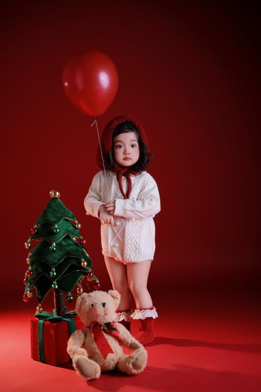 Ai đi qua cũng phải dừng lại ngắm Lisa nhà Khánh Thi - Phan Hiển, visual quá xinh yêu như thiên thần đón Noel!- Ảnh 5.