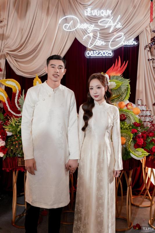Thủ môn U23 Việt Nam làm lễ ăn hỏi thạc sĩ hơn 3 tuổi, visual cô dâu sáng bừng, chuẩn 