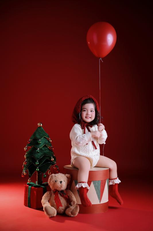 Ai đi qua cũng phải dừng lại ngắm Lisa nhà Khánh Thi - Phan Hiển, visual quá xinh yêu như thiên thần đón Noel!- Ảnh 3.