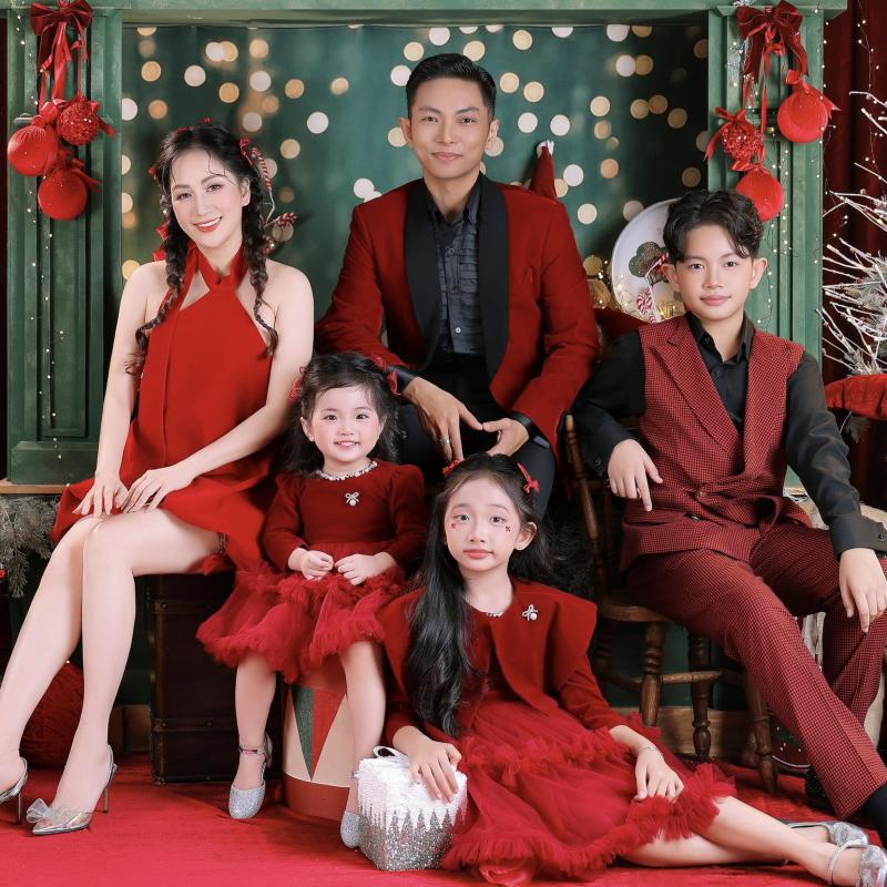 Mê mẩn 3 thiên thần nhà Khánh Thi - Phan Hiển: Cậu cả điển trai, cô hai sang chảnh, út cưng Lisa xinh yêu như búp bê!- Ảnh 1.
