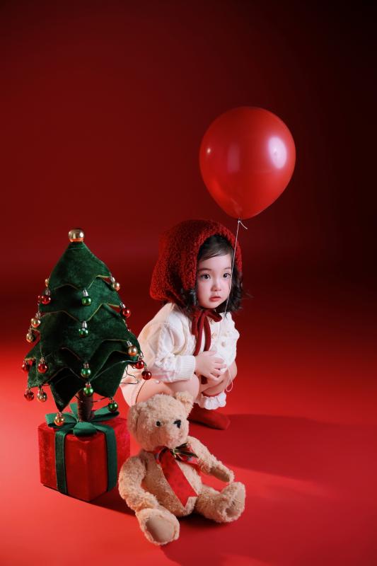 Ai đi qua cũng phải dừng lại ngắm Lisa nhà Khánh Thi - Phan Hiển, visual quá xinh yêu như thiên thần đón Noel!- Ảnh 4.