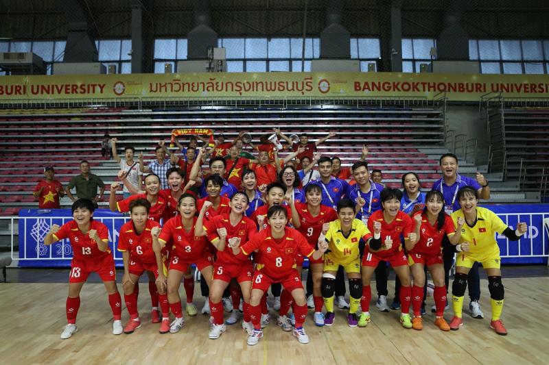 FIFA vinh danh Trần Thị Huyền Trang, tuổi 37 thành 