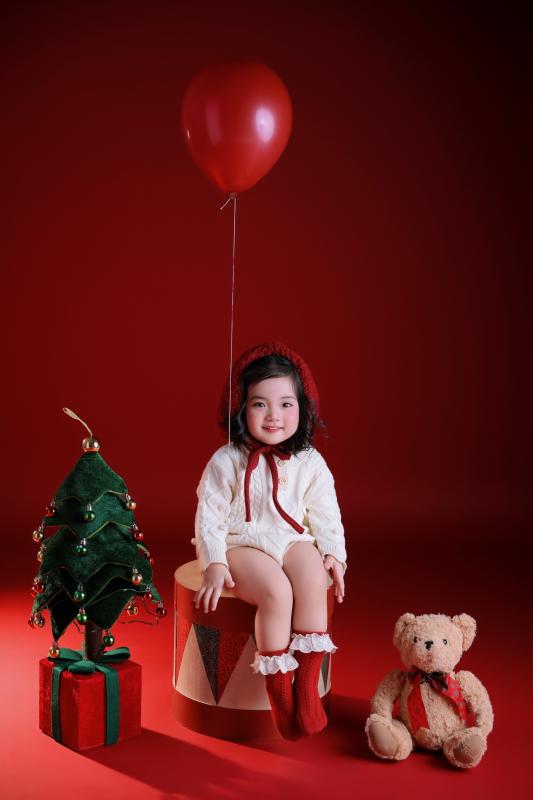 Ai đi qua cũng phải dừng lại ngắm Lisa nhà Khánh Thi - Phan Hiển, visual quá xinh yêu như thiên thần đón Noel!- Ảnh 6.