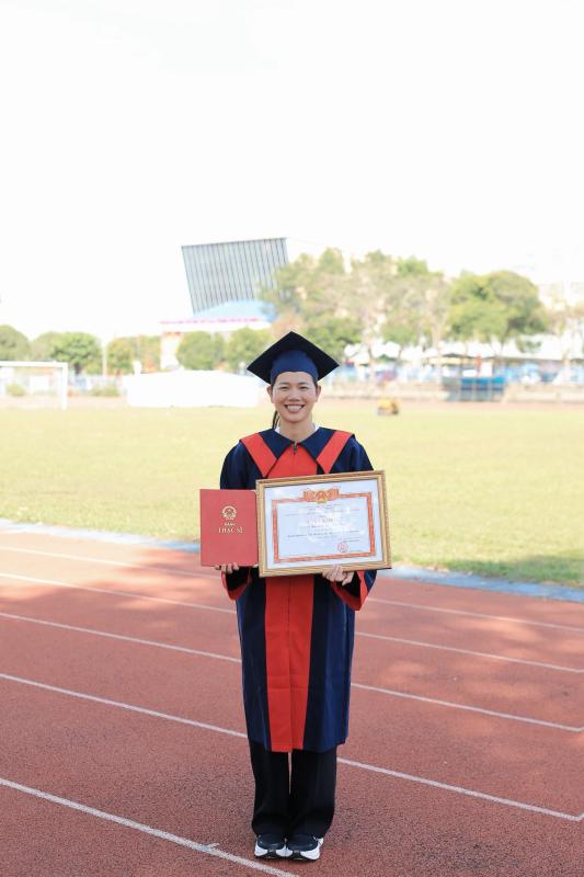 Ánh Viên cực xinh ngày nhận bằng Thạc sĩ, netizen không ngớt lời khen: 