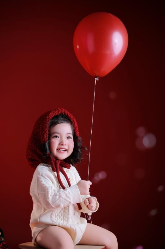 Ai đi qua cũng phải dừng lại ngắm Lisa nhà Khánh Thi - Phan Hiển, visual quá xinh yêu như thiên thần đón Noel!- Ảnh 1.