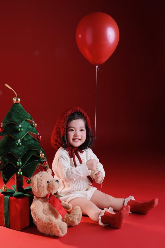 Ai đi qua cũng phải dừng lại ngắm Lisa nhà Khánh Thi - Phan Hiển, visual quá xinh yêu như thiên thần đón Noel!- Ảnh 2.