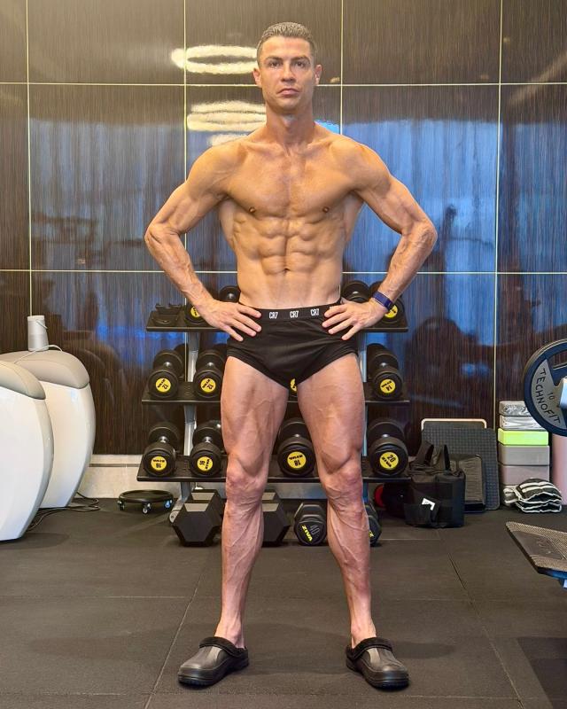 Không tin được Ronaldo 40 tuổi body vẫn nét căng cuồn cuộn như tạc tượng thế này- Ảnh 1.