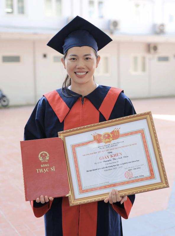 Ánh Viên cực xinh ngày nhận bằng Thạc sĩ, netizen không ngớt lời khen: 