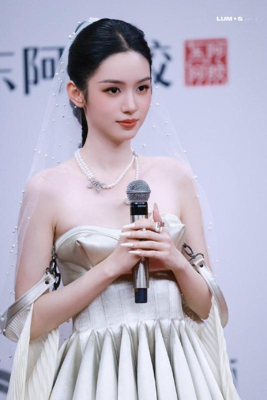 Ngã mà cũng tao nhã chính là để nói về mỹ nhân này: Đẹp chấn động thị giác, cả MXH toàn lời khen- Ảnh 1.