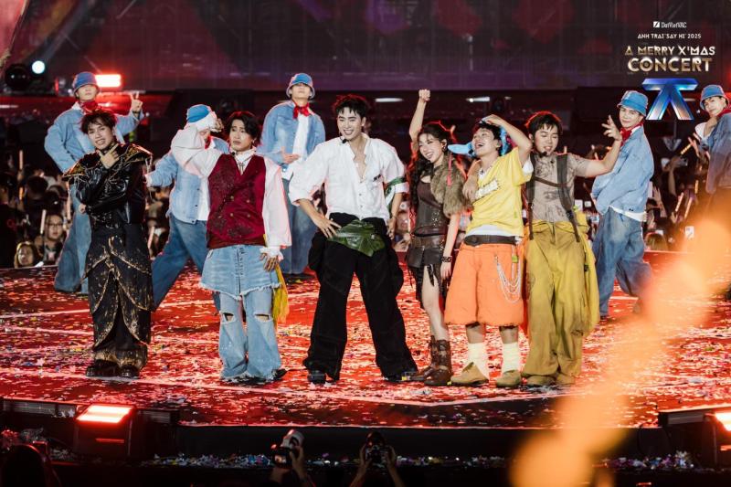 Xôn xao cảnh hàng chục nghìn người “tung đồng xu” tại concert Say Hi mùa 2, 1 Anh Trai hát live siêu nét- Ảnh 1.