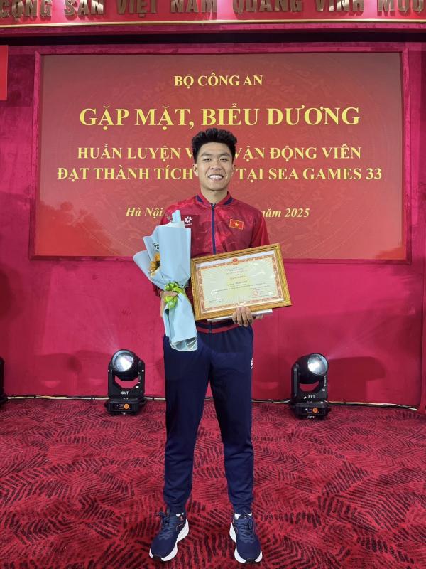 Dàn hotboy U22 Việt Nam nhận bằng khen của Bộ Công an sau thành tích HCV SEA Games 33, Đình Bắc khoe 