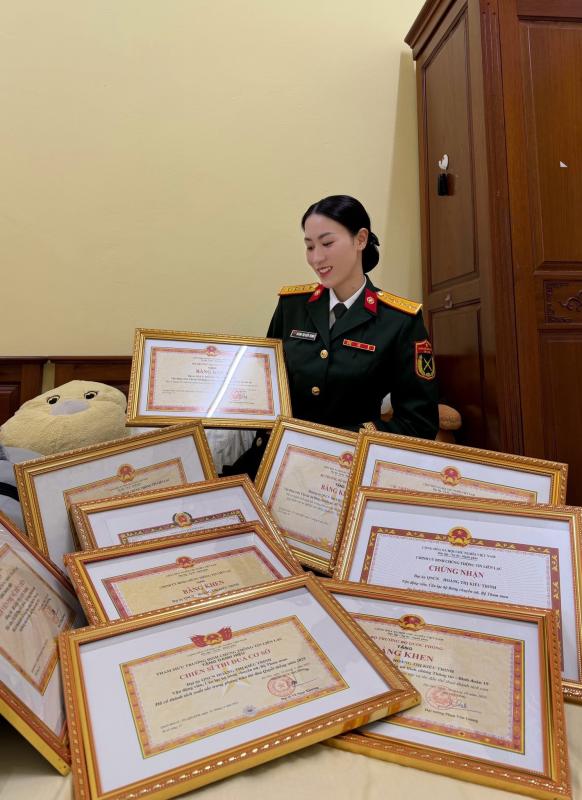 Hoa khôi bóng chuyền mang hàm Đại uý gây sốt với ảnh tổng kết 2025: Visual xinh đẹp, thành tích cực 