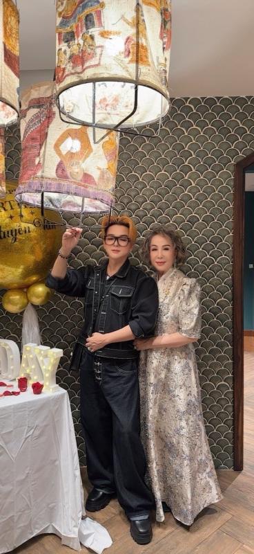 Nam nghệ sĩ cưới vợ giàu hơn 8 tuổi, giấu suốt 20 năm, U60 không có con vẫn yêu và hôn vợ mỗi ngày- Ảnh 3.