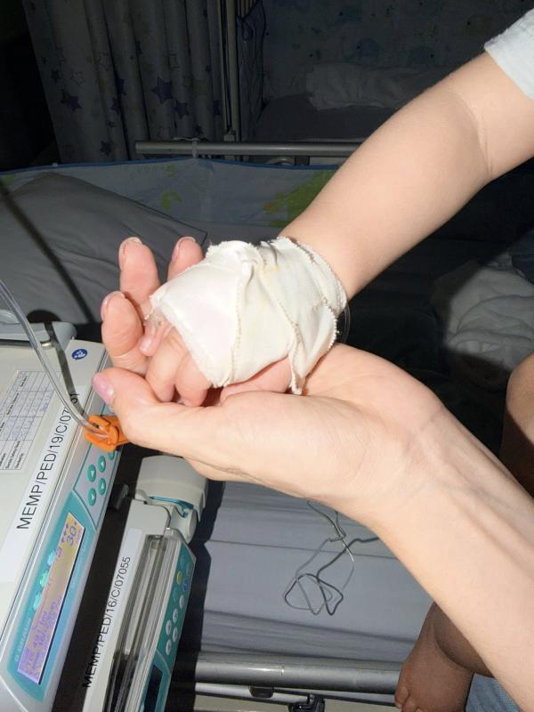 Sao Vbiz bất an vì con 2 ngày 2 đêm không ngủ, liên tục nôn ói- Ảnh 1.