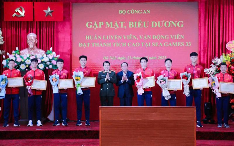 Dàn hotboy U22 Việt Nam nhận bằng khen của Bộ Công an sau thành tích HCV SEA Games 33, Đình Bắc khoe 