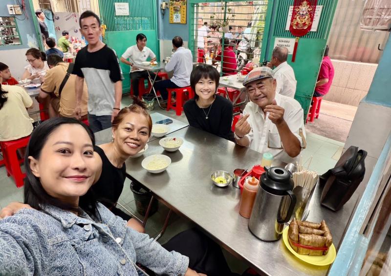 Diễn viên Việt Anh cùng bạn gái mới kém 30 tuổi gặp lại vợ cũ, khoảnh khắc check-in làm rõ mối quan hệ- Ảnh 2.