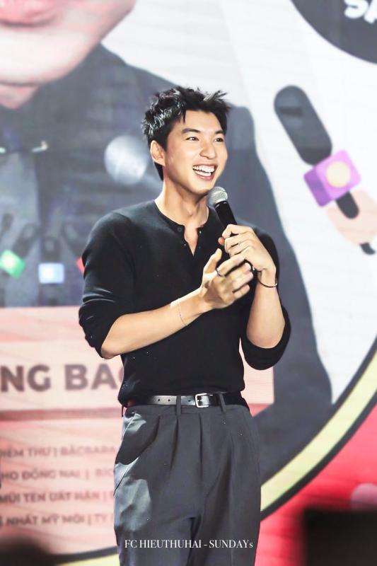 Fan meeting Lê Dương Bảo Lâm ngày 2: HIEUTHUHAI và dàn Anh trai bùng nổ visual, Trường Giang là "sít rịt"- Ảnh 1.