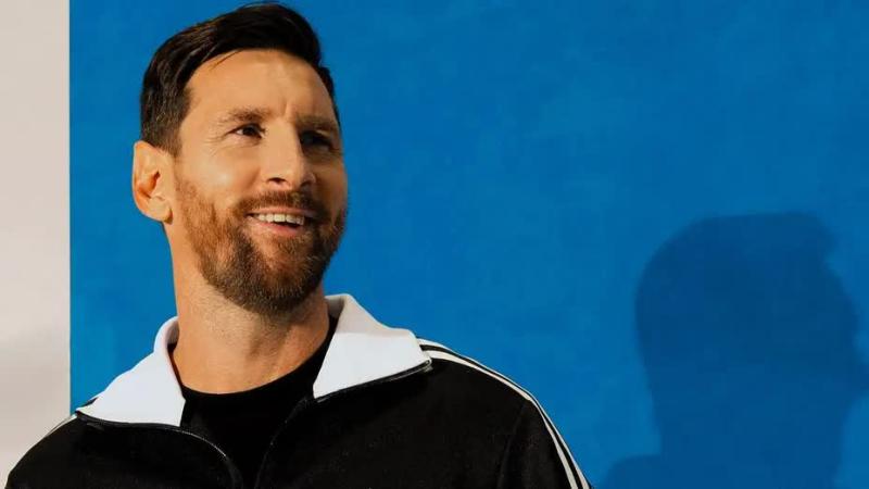 Messi ngồi không cũng 