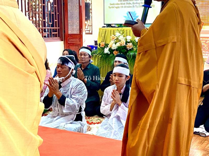 Con trai nghẹn ngào tại lễ kỳ siêu NS Thương Tín: 