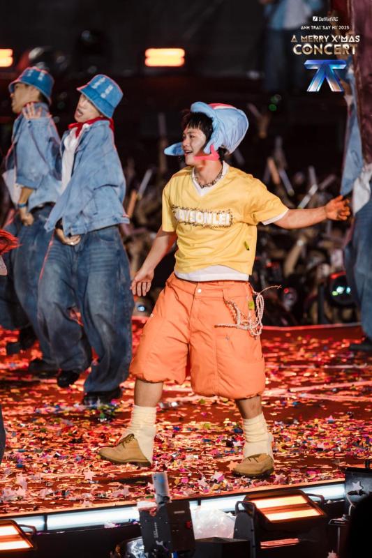 Xôn xao cảnh hàng chục nghìn người “tung đồng xu” tại concert Say Hi mùa 2, 1 Anh Trai hát live siêu nét- Ảnh 2.