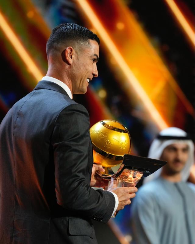 Ronaldo đưa bạn gái sexy cùng đi nhận giải 