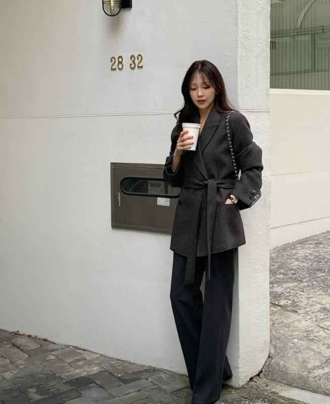 4 kiểu áo khoác hoàn hảo cho nàng có chiều cao khiêm tốn: Mẫu số 2 đặc biệt sang chảnh và long lanh- Ảnh 6. 4 kiểu áo khoác hoàn hảo cho nàng có chiều cao khiêm tốn: Mẫu số 2 đặc biệt sang chảnh và long lanh- Ảnh 6.
