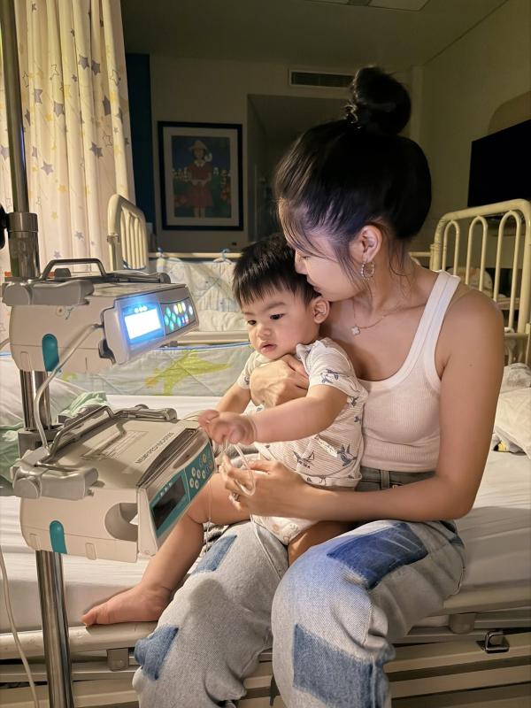 Sao Vbiz bất an vì con 2 ngày 2 đêm không ngủ, liên tục nôn ói- Ảnh 3.
