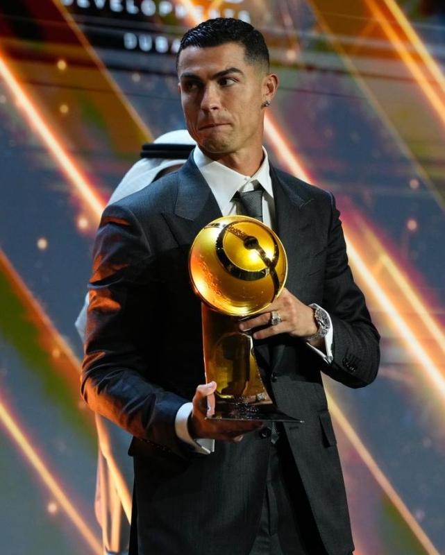 Ronaldo đưa bạn gái sexy cùng đi nhận giải 