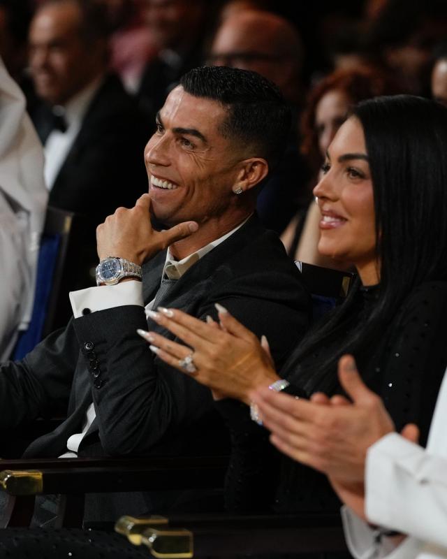 Ronaldo đưa bạn gái sexy cùng đi nhận giải 
