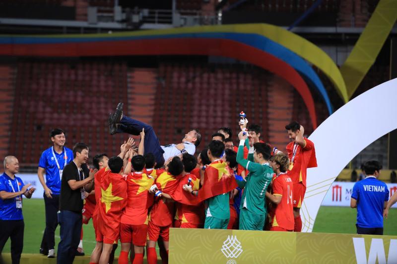 U22 Việt Nam tung HLV Kim Sang-sik lên ăn mừng HCV SEA Games! Đã quá Việt Nam ơi- Ảnh 9.