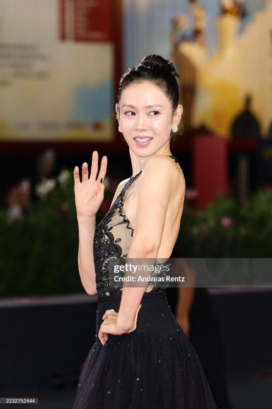 Thói quen giữ lưng nuột hơn gái đôi mươi của Son Ye Jin- Ảnh 3.
