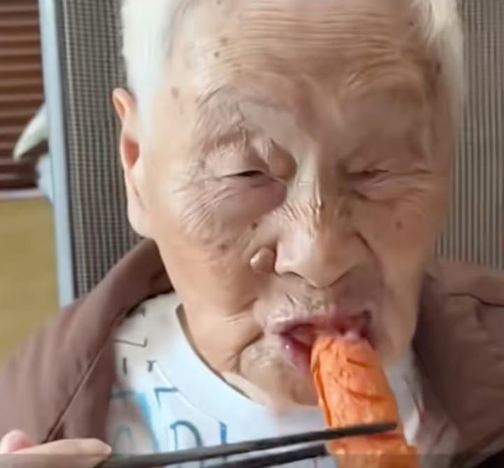 Bí quyết sống thọ của cụ bà 100 tuổi vẫn đam mê ăn uống, thích trà sữa, kem- Ảnh 4.